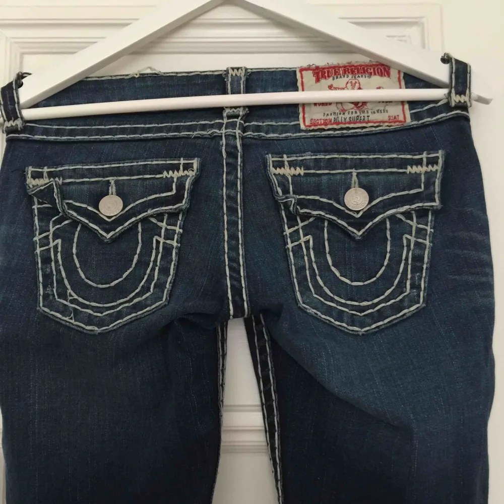 Extremt snygga jeans från true religion som är sparsamt använda! Fraktkostnad tillkommer (Annan färg finns). Jeans & Byxor.
