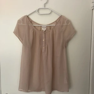  - Mycket fin beige/gammelrosa transparent blus från Monki. Använd ett fåtal gånger, i fint skick. 