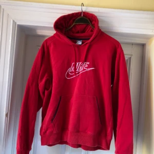  - Fet Nike hoodie med broderad logo. Skönt urtvättad look. 