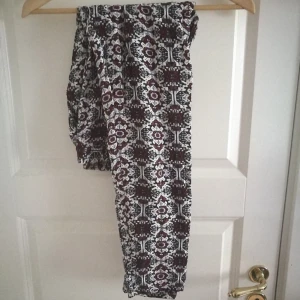  - Byxor i bomull ifrån h&m i fint skick. Köparen står för eventuell frakt.   Strl 36  =) 