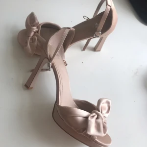  - Klackar från HM aldrig använda! Passar 39 också 