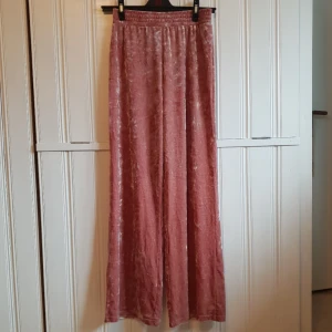  - Superhärliga mjuka byxor i rosa sammet. Nästan aldrig använda så de är i väldigt fint skick! 40kr+frakt