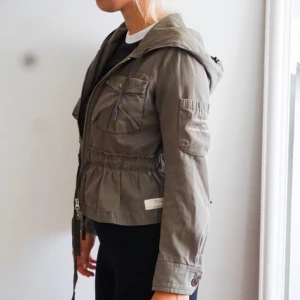  - Jacka (Odd Molly), vårig, med fint mönster på insidan och luva 🌟 