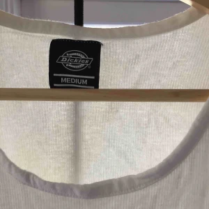  - Vitt linne från Dickies, knappt använt.