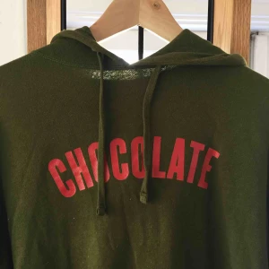  - Hoodie från Chocolate. Mjuk och snygg grön färg.