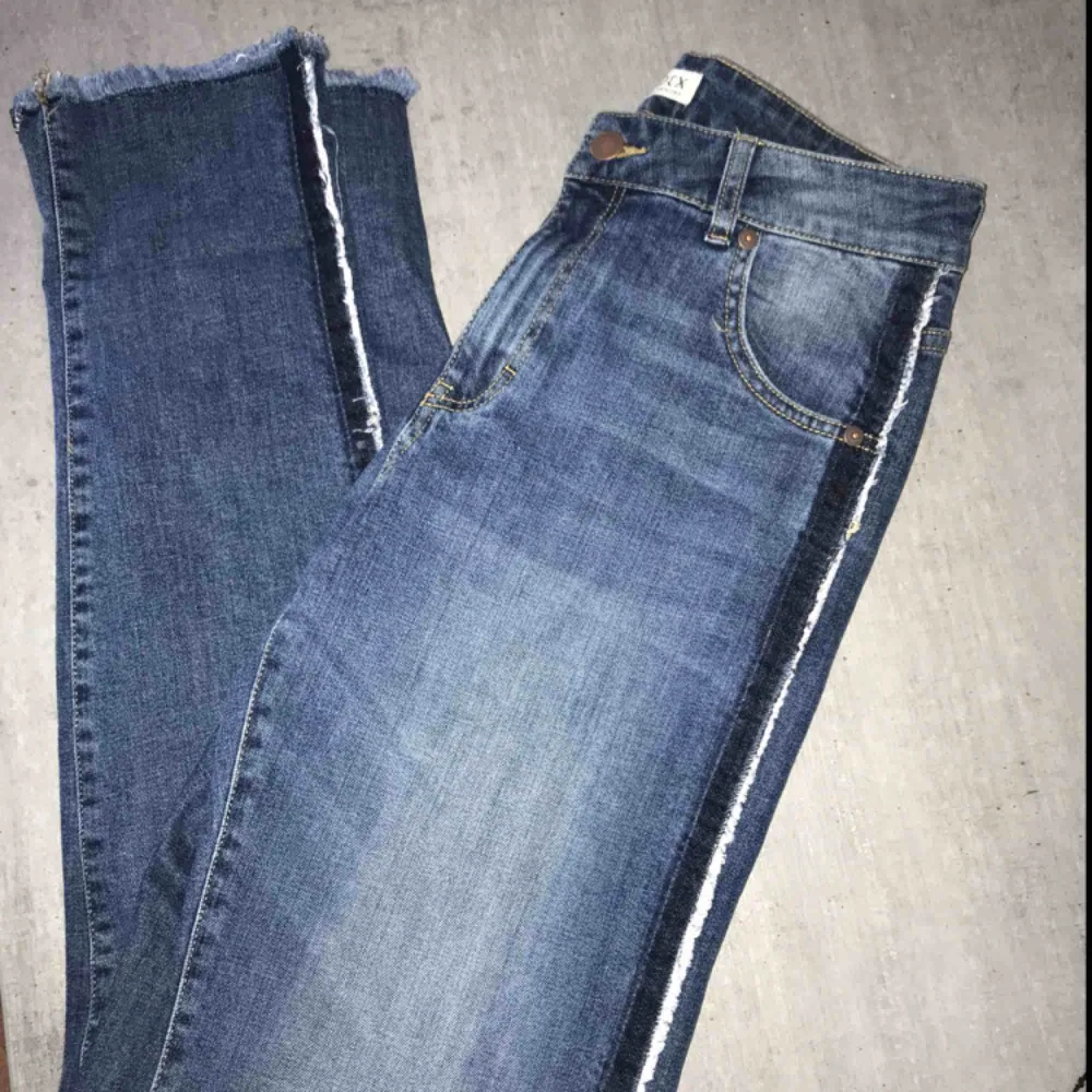 Jeans som passar strl 34-36. Helt nya. Jeans & Byxor.