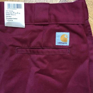  - Helt nya Carhart shorts. Vinröda och snygg modell.