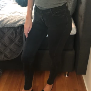  - Model: super skinny