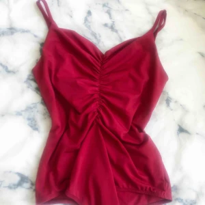  - Sjukt fin body! Storlek S Köpt på Bikbok   Använd endast en gång! 50kr 