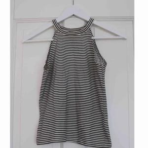  - Ifrån Ginatricot i storlek M. Frakt tillkommer.