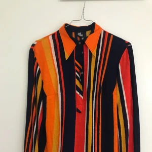  - Köpt på Pop Boutique secondhand i Göteborg. Säljer den pga för vågat färgval för mig. Superskön annars