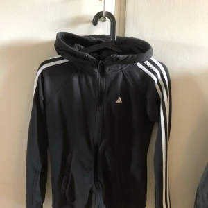  - Hoodie från adidas Inte använd jätte mycket  Kan även sälja byxorna till men då får man köpa båda