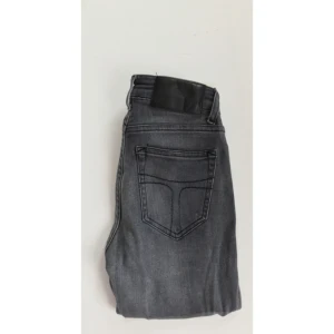  - Gråa Tiger of Sweden jeans i modellen Lola. Aldrig använda, endast prövade.