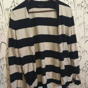  - Tommy hilfiger kofta i storlek medium som är använd men i fint skick. Fraktar gärna och fixar samma paket om någon köper fler plagg. Kan mötas upp i Falun. 