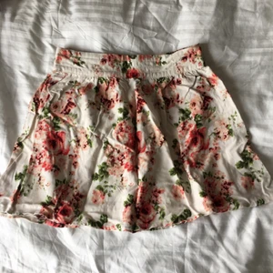  - Kjol i stl M från forever 21. Säljer den pga aldrig använder! 