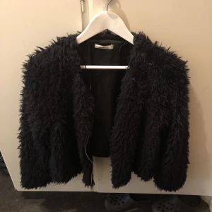  - Fuskpäls från GinaTricot storlek L. Hel o fin. 80kr +frakt kostnad. Swish. 