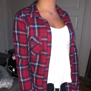  - En flannel, kan ha den som en skjorta, runt om höfterna eller bara över ett linne. Super fint! 