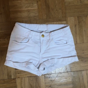  - Vita lågmidjade shorts bra skick, säljer bara för att dom är för små😊 kmt om ni undrar någonting, svarar inom 2 timmar❤️