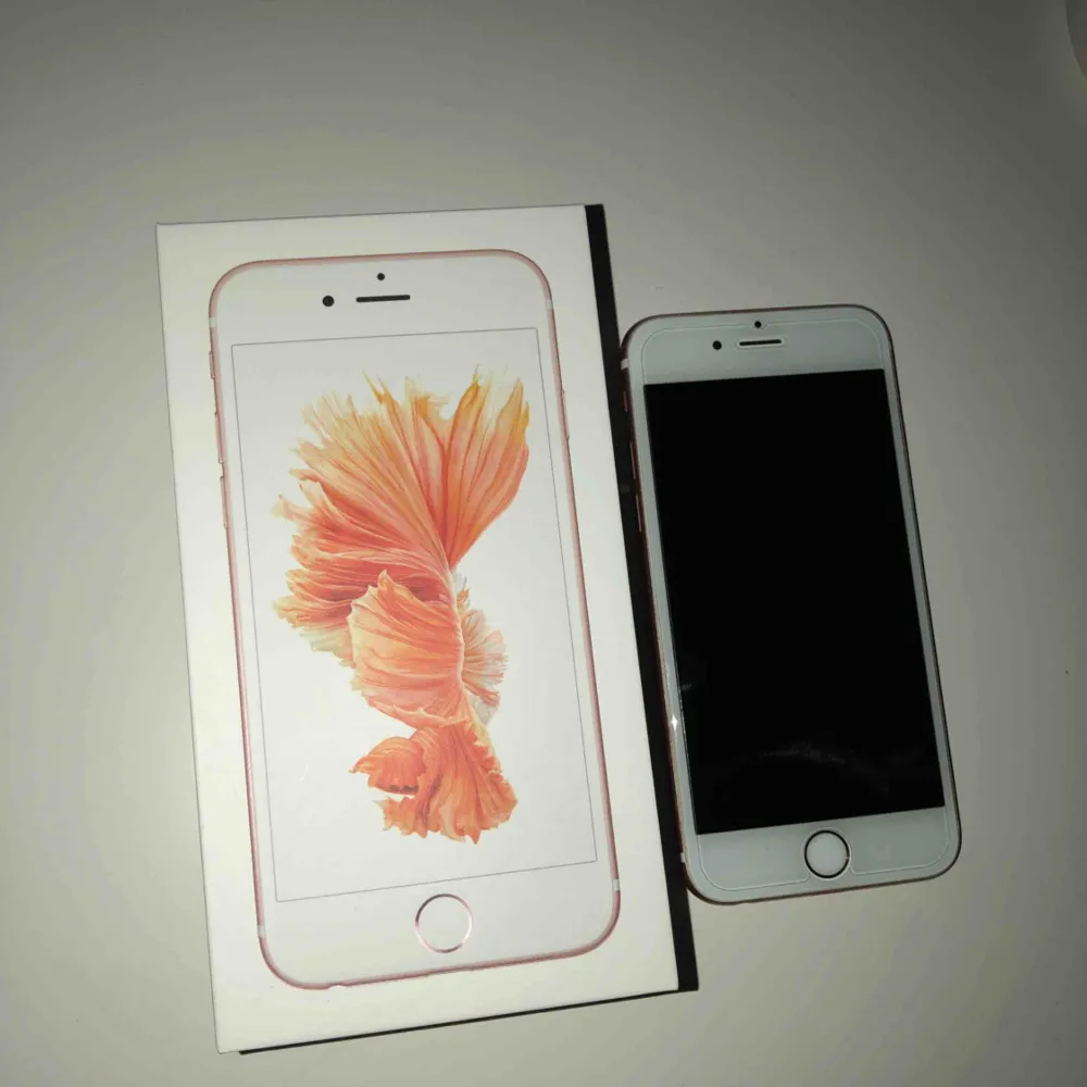 iPhone 6s 32GB i rosé gold/ vit! Byt skärm En gång men annars inget fel på mobilen, inga sprickor eller programfel! 😍. Övrigt.