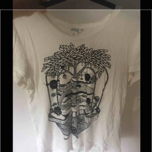  - T-shirt från monki med tryck.
