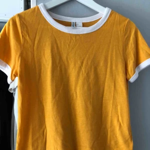  - T-shirt från H&M divided 