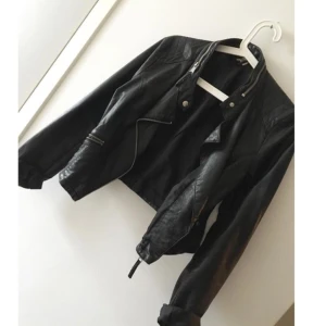  - Skinnjacka i fint skick! Inga hål eller så.  Armarna går att vika ner.  Köparen betalar frakten om avhämtning inte fungerar :)