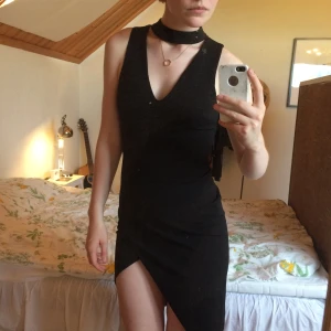  - Svart festklänning som jag knappt använt. Sitter bra och har inbyggd choker. Köparen står för frakt! 