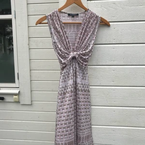  - Märkesklänning i otroligt fint skick från Ilse Jacobsen. Använd en gång! Storlek: S Frakt: betalas själv, eller överenskommelse för mötesplats Ordinarie pris: 1333 kr