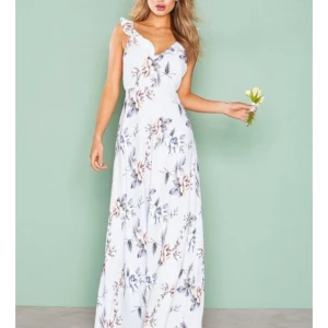  - Klänning från Nelly, notera att det är den kortare versionen av bild 1 som säljs och inte maxiklänningen, se bild 3!  250kr, jag bjuder på frakten!