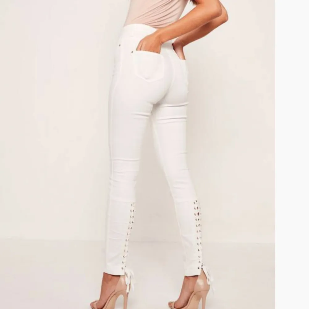 Supersnygga vita jeans från missguided med snörning bak vid vaden. Aldrig använda då de inte pssade mig. Jeans & Byxor.