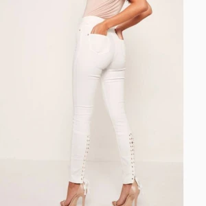  - Supersnygga vita jeans från missguided med snörning bak vid vaden. Aldrig använda då de inte pssade mig