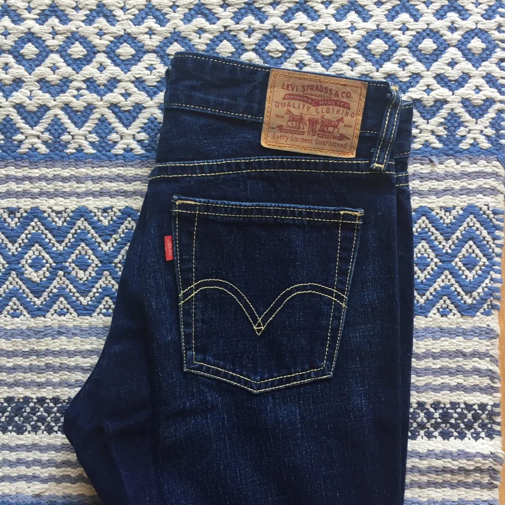 Boot cut jeans från Levis i mörkblått denim med gula sömmar. Inköpa vintage, skit snygga i väldigt bra skick ! 100% bomull såklart. Låg midja, sitter snyggt över rumpan och utsvängda nertill.  Passar bra på mig som är 27/32 i jeans !  Frakt tillkommer🌸. Jeans & Byxor.