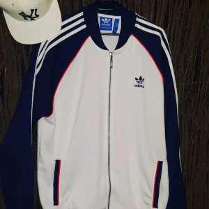  - Adidas jacka strl xl /kan posta spårbart med postnord för 75 kr 