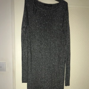  - Köpt I London. Går sällan ut på fester, just därför är den sällan använd