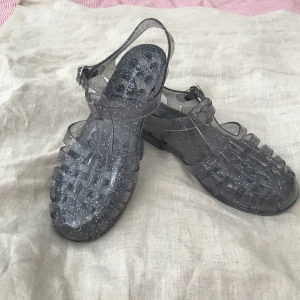  - Helt oanvänd platssandaler i storlek 36-37. Köpta i London för några år sedan på Primark.