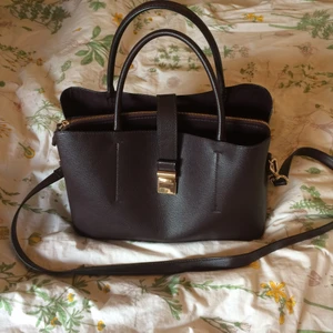  - Väska från H&M och väl omtagen. Har inte använt den på länge och nu behöver den nog ett nytt hem, köparen står för frakt! 