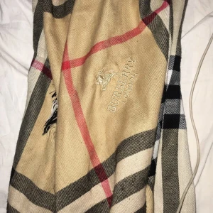  - Burberry london halsduk, bra skick! Köparen står för frakten