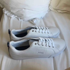  - Ett par helt oanvända sneakers från hilfiger, köpta i USA i somras. Storlek 40. Fraktar helst!