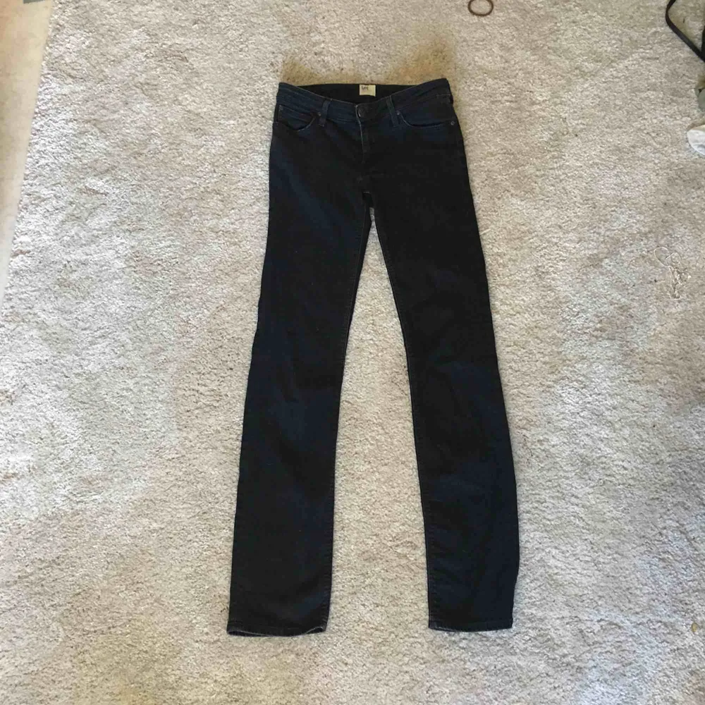 Svarta jeans med lite bootcut från Lee, mycket bra skick! Storlek w 29 men passar också 27 eller 28 . Jeans & Byxor.