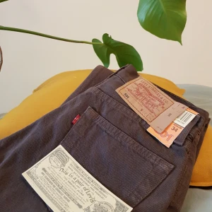  - Helt NYA och oanvända bruna Levi's 501 i stl W27 L34. Om de hade passat mig skulle jag använt dem varje dag, så coola! Högre midja med raka ben och knappgylf. Frakt tillkommer.