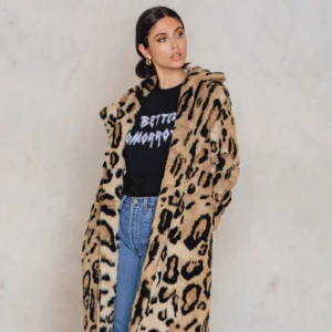  - Leopardpäls (OÄKTA) från NAKD i storlek 40. Nypris 1200kr. Ankellång och så himla himla skön på vintern. Köpt i vintras och använd ett fåtal gånger. Ett litet hål i fodret som jag har sytt ihop på ena fickan.  Frakt tillkommer.