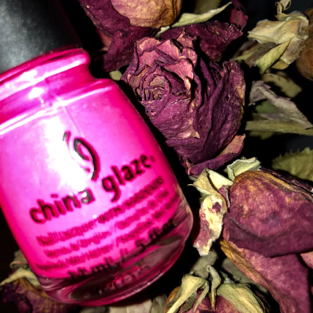 Oanvänt China glaze nagellack i en stark rosa färg perfekt för att göra vintermånaderna lite roligare ;) . Accessoarer.