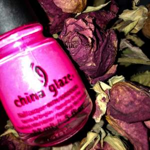 Oanvänt China glaze nagellack i en stark rosa färg perfekt för att göra vintermånaderna lite roligare ;) 