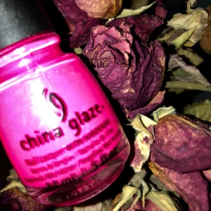  - Oanvänt China glaze nagellack i en stark rosa färg perfekt för att göra vintermånaderna lite roligare ;) 