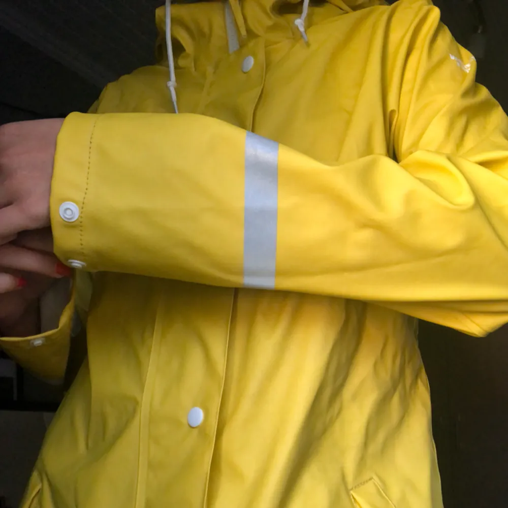 En gul regnjacka i storlek 38, jag har vanligtvis storlek S då jackan sitter perfekt. Passar bra till regniga höst dagar. Kan mötas upp i södra Stockholm annars  frakta då köraren står för kostnaden.. Jackor.