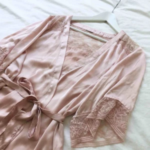  - Rosa kimono i storlek XS. Knappt använd så toppskick! 