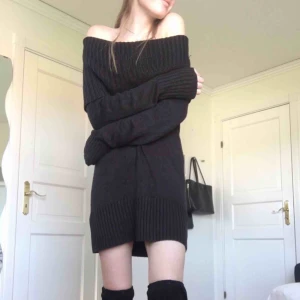  - Stickad svart klänning/lång tröja som man kan ha på 2 sätt över axlarna. Själv har jag S så den sitter lite loose men tycker det med funkar. ~ Priset är inräknat med frakten på 72kr