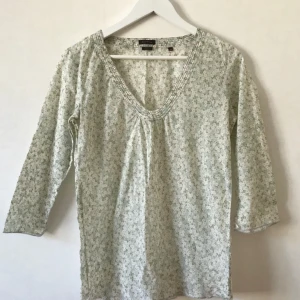  - Härligt luftig blus från Marc O’Polo, med små blommor i mönstret, som passar såväl sommar som höst! Ljust grönt/turkos grund. I mycket gott skick, storlek 38.  Kan mötas i Stockholm eller skicka mot fraktkostnad! ✨🌸✨