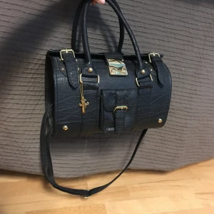  - Friss & company skinn väska aldrig använd. Väldigt praktisk! Kan mötas upp i Stockholm 