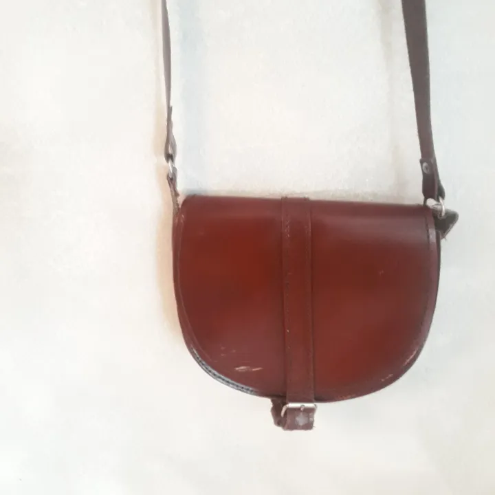 Läderväska brun vintage! Litet märke på framsidan annars mkt fin. . Väskor.